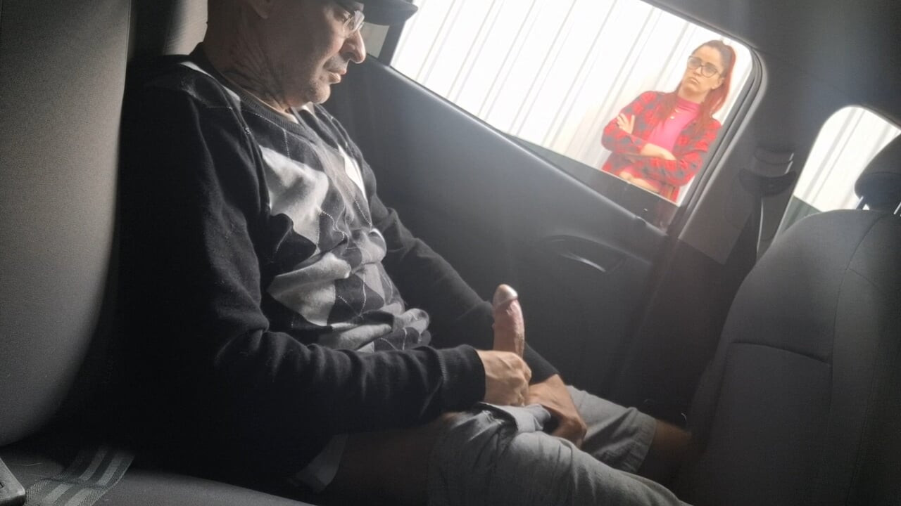 Ateşli bir yabancının yanında mastürbasyon yapıyor