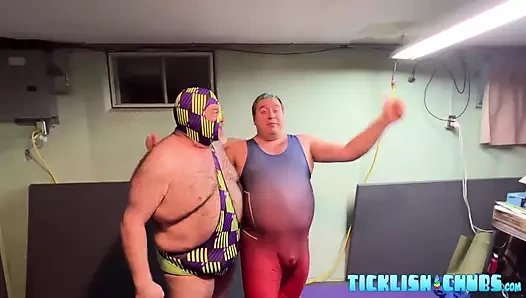 Yaşlı adam Stocky tombul ayı Matt ile güreşiyor ve gıdıklıyor