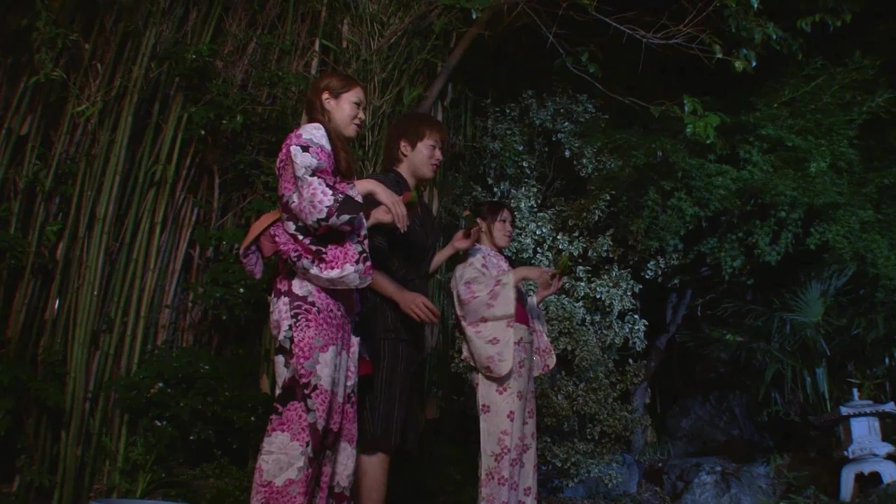 भाग्यशाली जापानी यार हो जाता है खराब द्वारा 2 युवा बालों वाली pussies