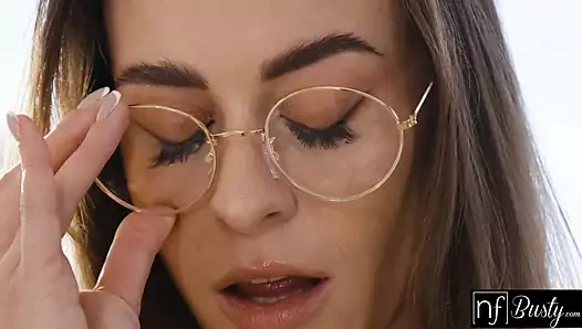 İri göğüslü esmer kadın josephine jackson şehvetli sakso çekiyor ve yarağa biniyor