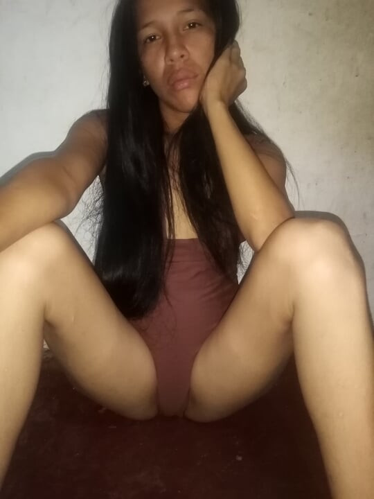 Ateşli fotoğraf pozlarında sapık fikirlerini gösteren seks takıntılı bir kızın ateşli latin pornosu