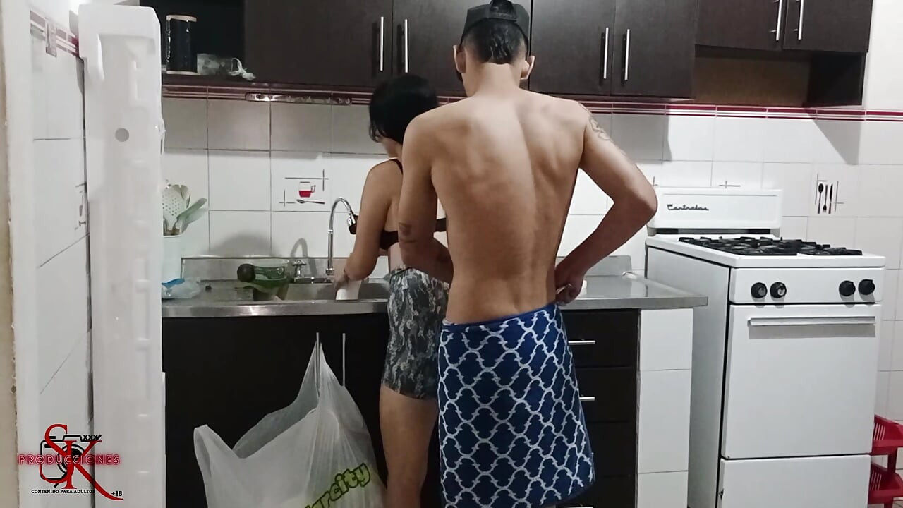 Üvey kız kardeşim Criss yemek pişiriyor ve sonunda amını yiyorum