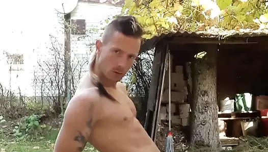 Çıplak yürüyorum ve evimin etrafında fışkırtıyorum