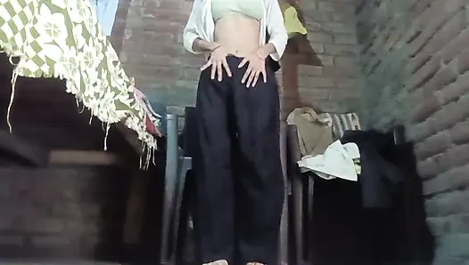 Desi Pinky Randi'nin çıplak dansı, götünü sallıyor ve siyah kıllı amcığını yastığa sürtüyor.