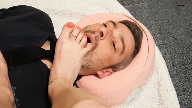 Lezzetli ayaklarım tarafından itaatkar!
