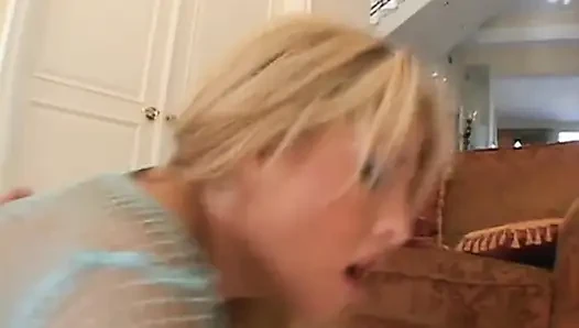 Büyük memeli dövmeli sarışın büyük yarak üzerinde