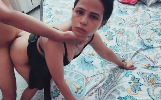 Hintli kadın seks yapıyor ve büyük yarakla amına boşalıyor