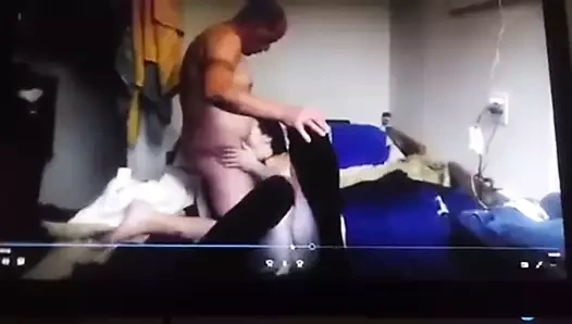 Mari, yaşadığı annelerin bodrum katında şişman bir herifi sikiyor.