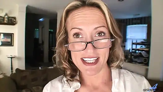 Gözlüklü yaramaz orta yaşlı seksi kadın Anilos'ta sırlarını döküyor