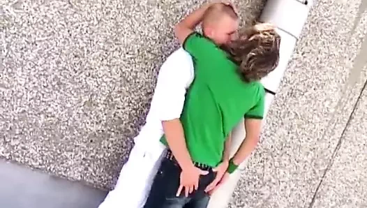 Twink ile tıraş kafa sikikleri göt arasında bir genç sarışın erkek