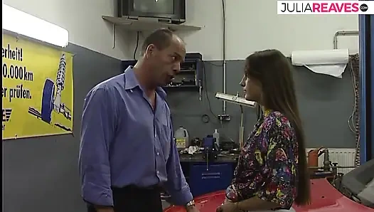 Kaltak sert bir sikiş için arabanın üzerine eğiliyor ve sonra büyük yarağı emiyor