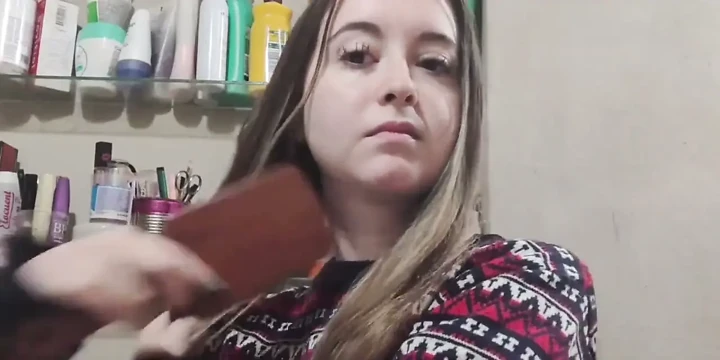 Saçımı fırçalıyor ve detangling