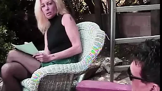 Çoraplı sarışın orta yaşlı seksi kadın açık havada sikiliyor