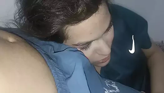 Azgın üvey kardeşimden lezzetli bir oral seks alıyorum, o beni içeride cum yapana kadar