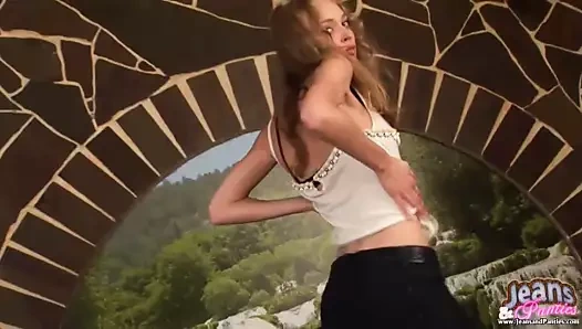 Bu süper dar skinny jean'leri çıkarmama yardım et