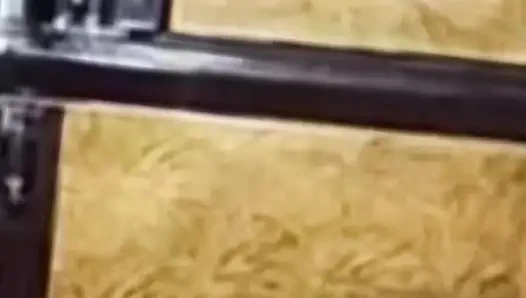 Hintli kadın büyük yaraklı bir makine gibi sert sikişiyor