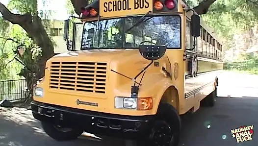 Sarışın amcık sıkı göt deliği ve amcığıyla daha deneyimli bir adamı baştan çıkarıyor