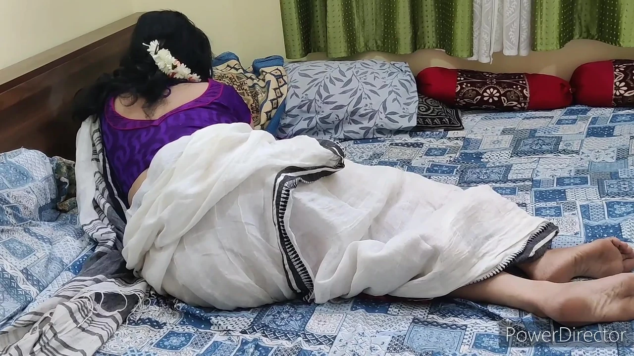 पति ने साड़ी में सेक्सी देसी मल्लू पत्नी को हस्तमैथुन करते हुए पकड़ा और उसे बैक शॉट दिया