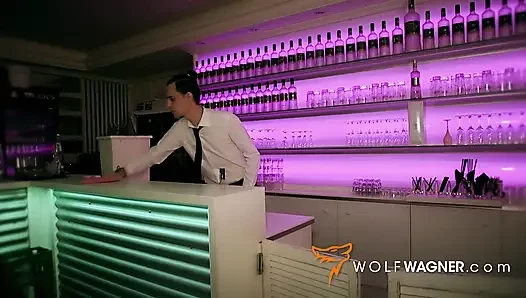 İki adam işlerini sürdürmek için azgın patron bayanı sikiyor!