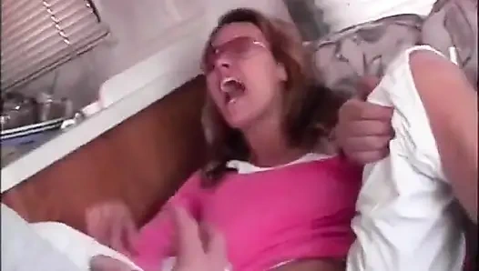 Sarışın orta yaşlı seksi kadın ağzındaki yarağı seviyor