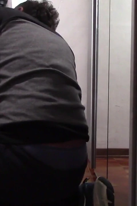 Güzel bacaklı ve külotlu çoraplı orta yaşlı seksi kadın ütü yapıyor ve dokunuyor ve sikiliyor