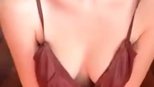 seksi kırmızı kafa gösteren kapalı onu göğüsleri