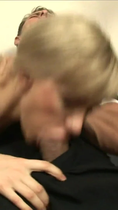 Blonde Bitch fickt Chef hart | Clip 2