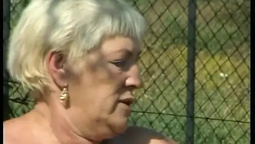 Büyük azgın olgunlar şişelerle oynuyor