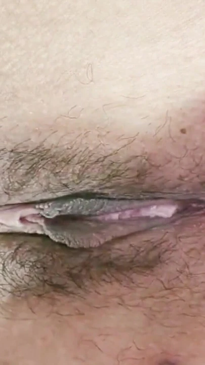 Захватывающий момент из "Трахаю пальцами и трение, мастурбация волосатой мокрой киски крупным планом с кримпаем"