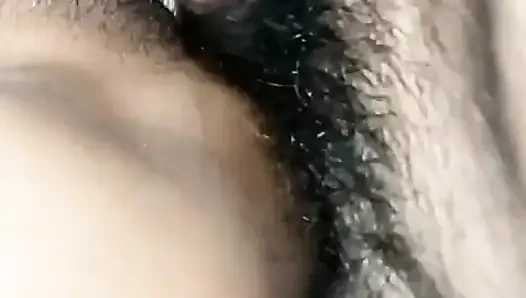 İnleyen Nepalli yenge evde kocasının önünde sikişiyor