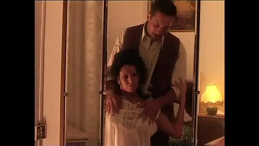 Güzel seksi orta yaşlı seksi kadın götten sert sikiliyor ve büyük klasik yarakla güzel memelere boşalıyor