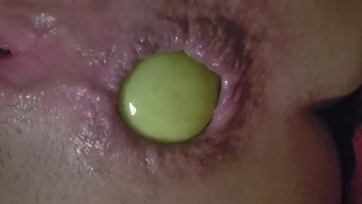 Ana Liz'in aç göt deliği de elma yutuyor...