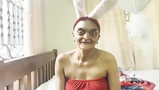 Torun anne Noel tavşanını kıyafet gibi giyiyor, böylece onu götünden sikebiliyorum -[ai-generated]