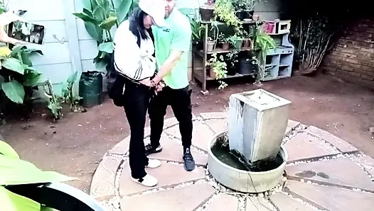 Patron bayanlar bahçesini temizlerken neredeyse yakalanıyordum