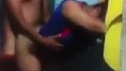 sorprenden amiga con manos en la masa