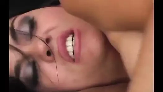 Olivia O'lovely güzel bir götü olduğunu biliyor. Cheyne Collins