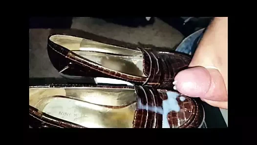 Karımın ayakkabıları üzerinde yavaş hareket sağladım