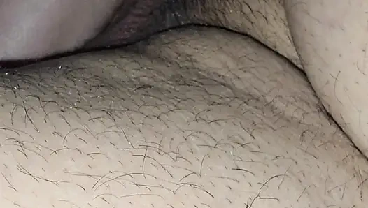 Üvey anne yavaşça kayıyor ve üvey oğlunun yarağına önünde dokunuyor