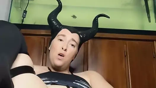 Maleficent kremsi ve ıslak amcığını sikiyor! Boşalman için yalvarıyor