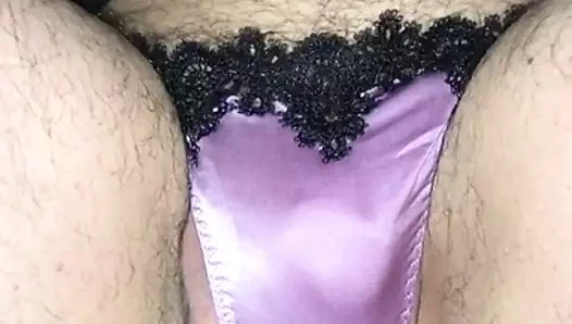 Çok küçük bir ipek tanga