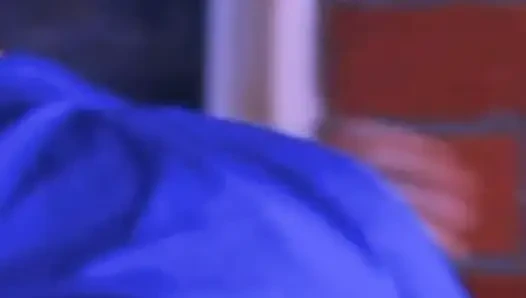Üniforma giyiyor ve daha fazlasını istiyor: kız öğrenci okuldan sonra üvey erkek kardeşinin üstüne atlıyor.