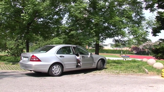 Orta yaşlı seksi kadın üvey oğluyla ilgileniyor