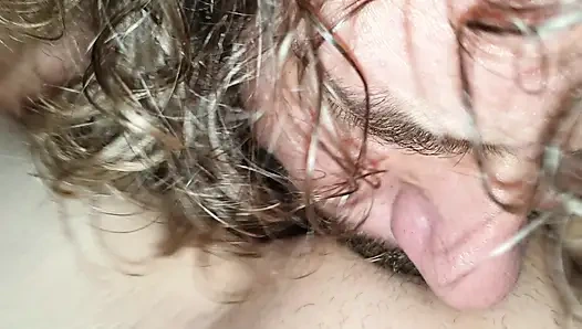 Yalama, emme, sevişme. Beni o kadar güzel boşaltıyor ki içime fışkırmasına izin vermek zorunda kalıyorum. Creampie 1 / 4