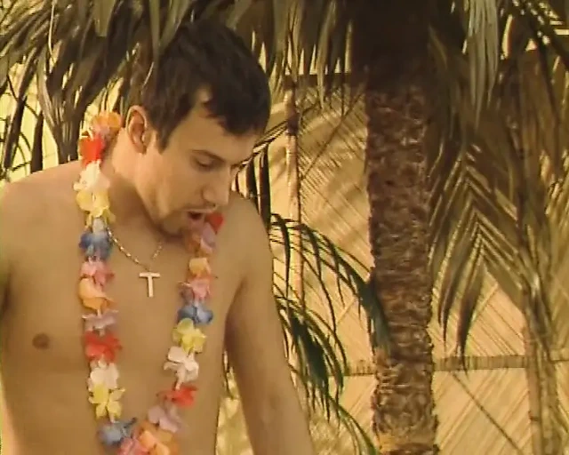 Güzel gençler klasik seks filmlerinde emiyor ve sikişiyor