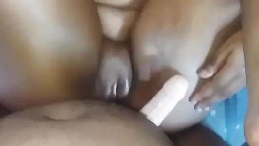 Beni dildo ve yarağıyla iki kez sikiyor. Götümü azdırdıkça