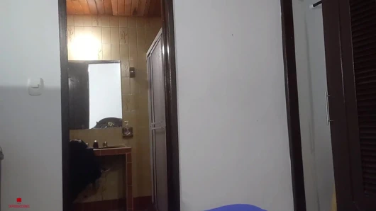 Masum yüzlü üvey kız kardeşim bana harika bir oral seks yapmasına izin vermemi istiyor