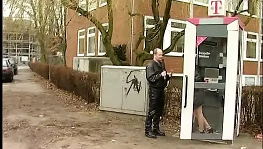 Kısa saçlı esmer açık havada röportajda