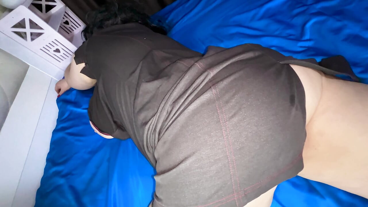 Üvey oğul büyük memeli üvey annesini anal sikiyor ve büyük götüne boşalıyor