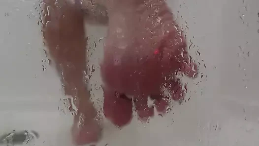 Seni duşta ayaklarımda izlerken yakaladım