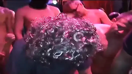 Sarışın hatun açık havada grup seks partisi